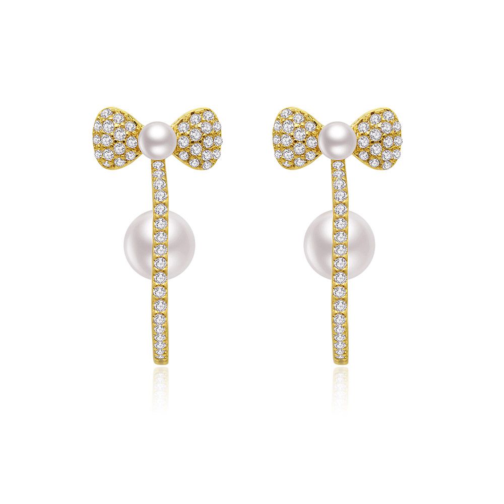 Un par de pendientes de perlas dobles con gancho en chapado de oro, con un diseño delicado que presenta circonitas cúbicas blancas y perlas brillantes.