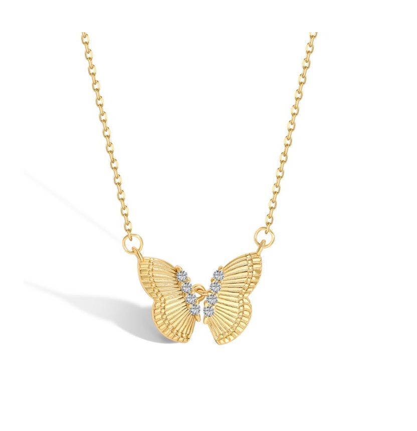 Un primer plano del collar de mariposa de plata esterlina 925, mostrando el detallado colgante de mariposa chapado en oro con piedras preciosas de circonio cúbico brillantes.