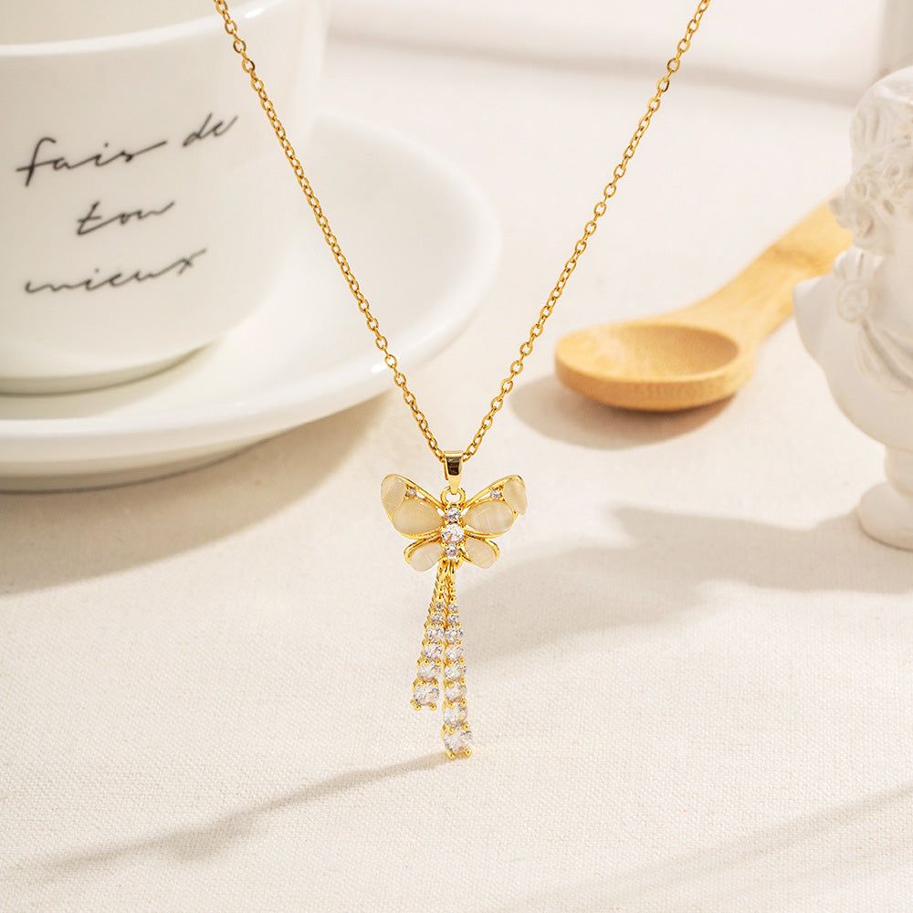 Un superbe collier en acier inoxydable plaqué or PVD d'un ensemble de cinq, avec un délicat pendentif en forme de papillon orné de pierres CZ et zircon claires.