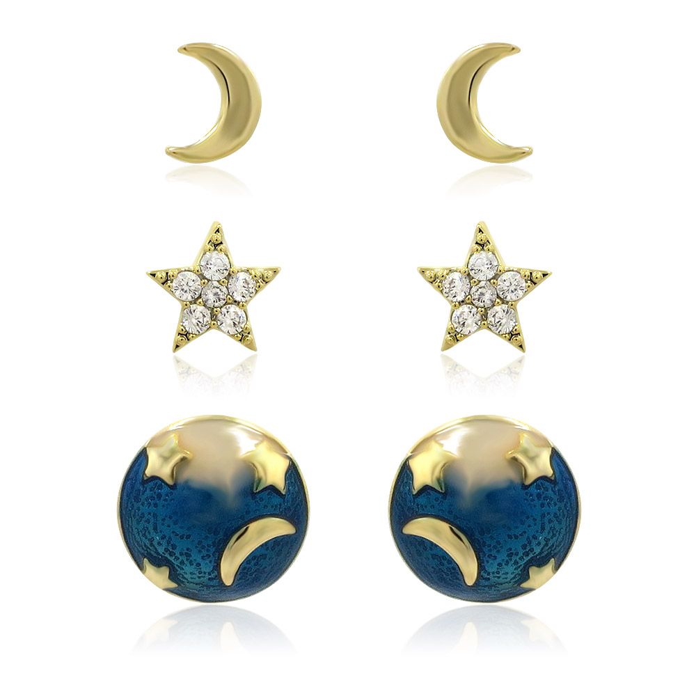 Un conjunto de 3 piezas de pendientes de esmalte colorido con diseños celestiales de una luna, estrella y planeta, exhibido en una tarjeta.