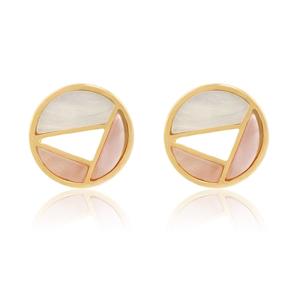 Une paire de boucles d'oreilles en coquillage à trois couleurs avec un cadre en or et un design circulaire comportant des sections blanches, rose clair et rose foncé, sur un fond blanc.