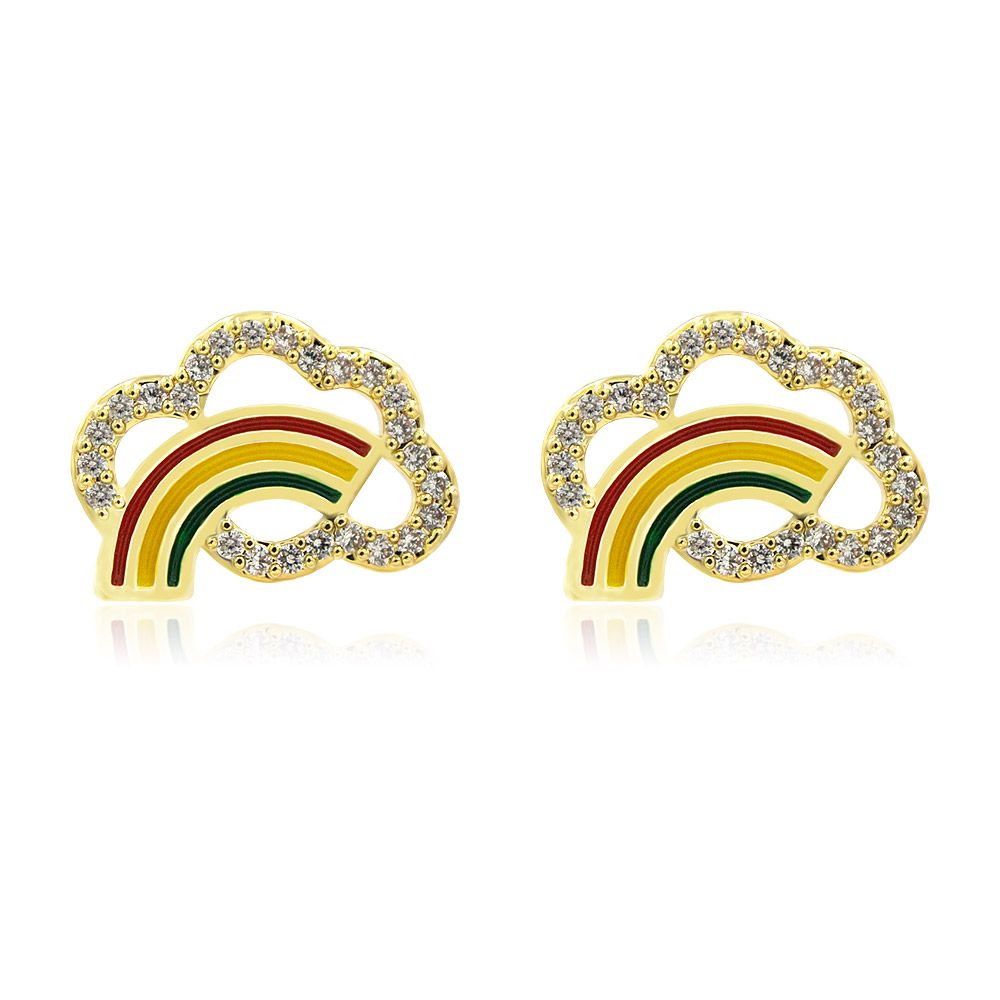 Un paio di orecchini colorati Rainbow Cloud in oro, con un design a nuvola e pietre in zirconia cubica trasparente e un vivace arcobaleno in epoxie rossa, gialla e verde.