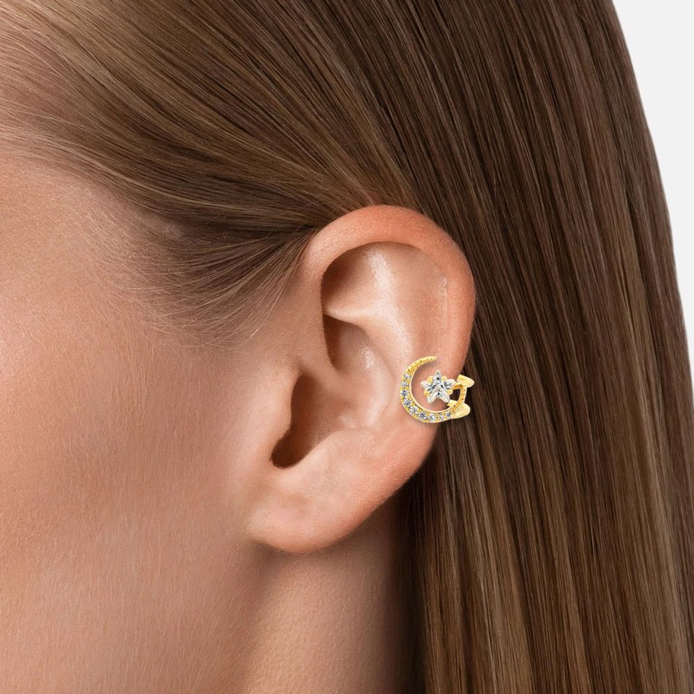 Una modelo usando el Ear Cuff de cartílago Geometric Moon Star, mostrando su elegante diseño de media luna y estrella chapado en oro con circonita cúbica.