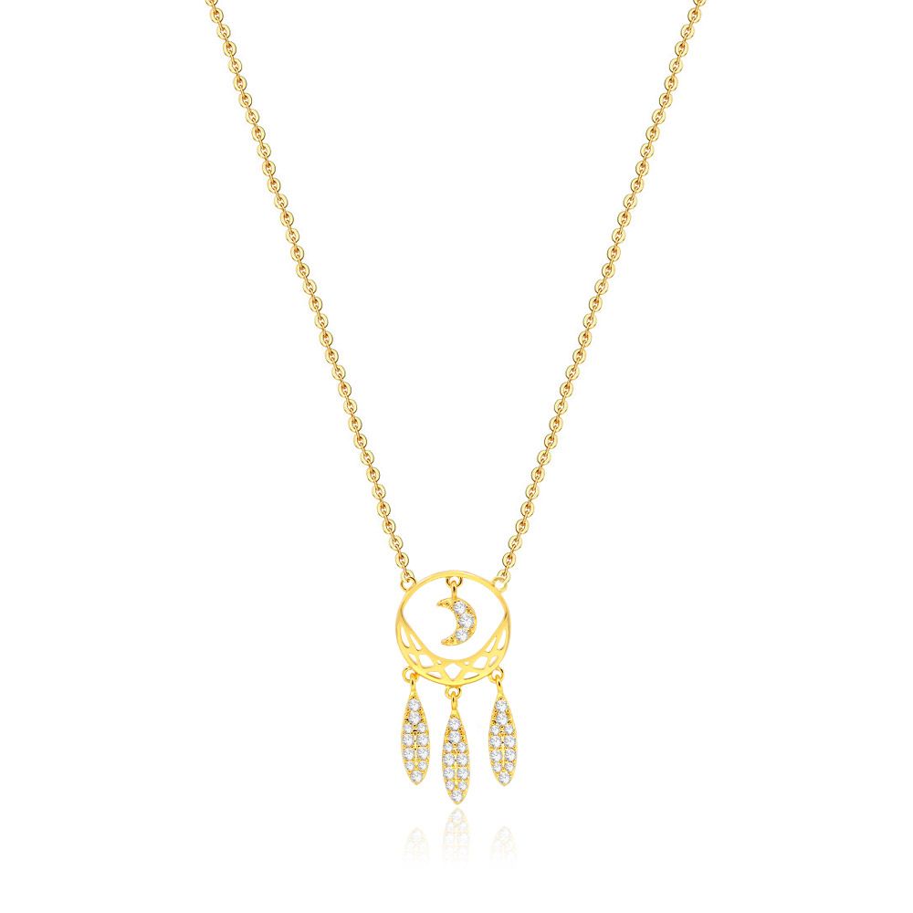 Colar de apanhador de sonhos banhado a ouro com um pingente de lua crescente e encantos de zircônia cúbica brilhante, exibido em um fundo neutro.