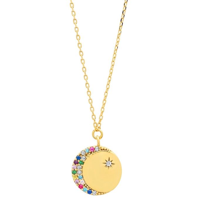 Gouden ketting met een halve maan hanger met meerkleurige edelstenen en een sterontwerp.