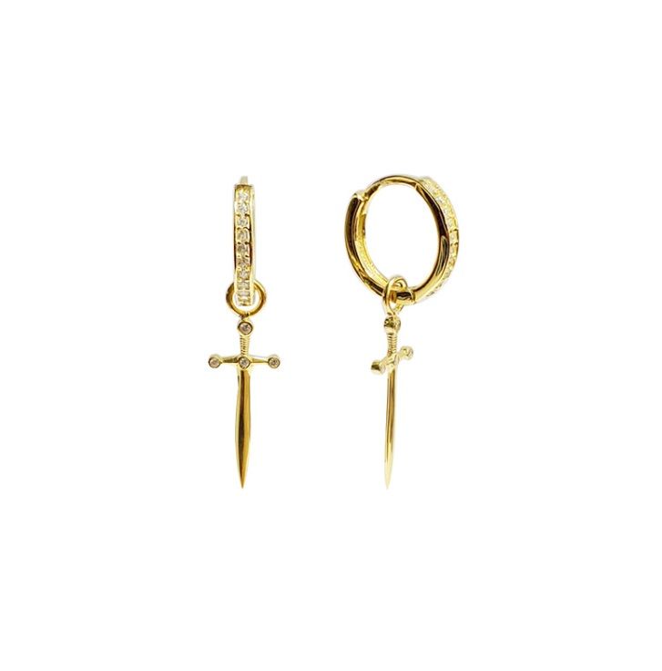 Un primo piano dettagliato degli Orecchini Huggie a Forma di Spada in Argento Sterling 925 con placcatura in oro, che mette in mostra il design intricati della spada e lo zirconia cubico scintillante sull'anello.