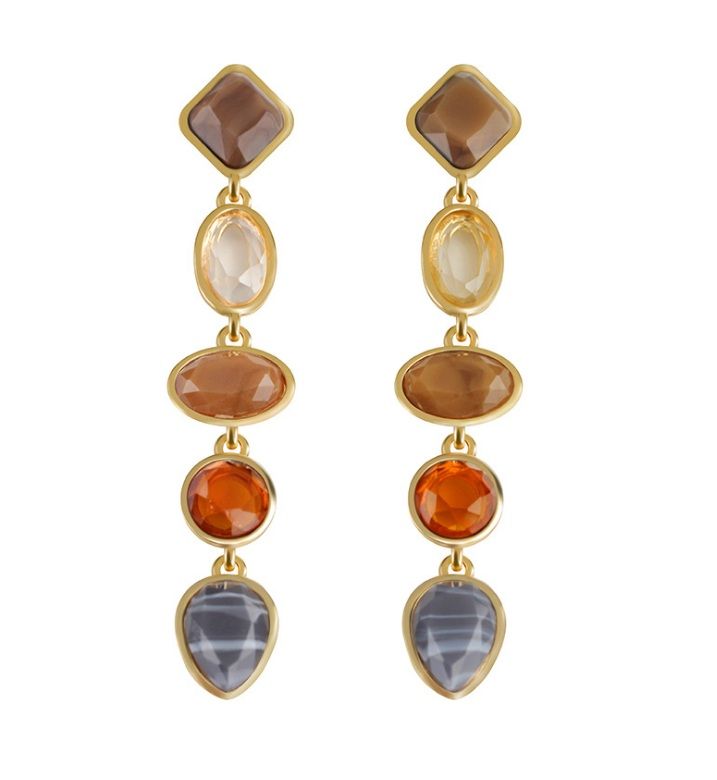 Ett par eleganta hängörhängen i guld med en kaskad av flerfärgade stenar, som representerar grossistkollektionen från JR Fashion Accessories.