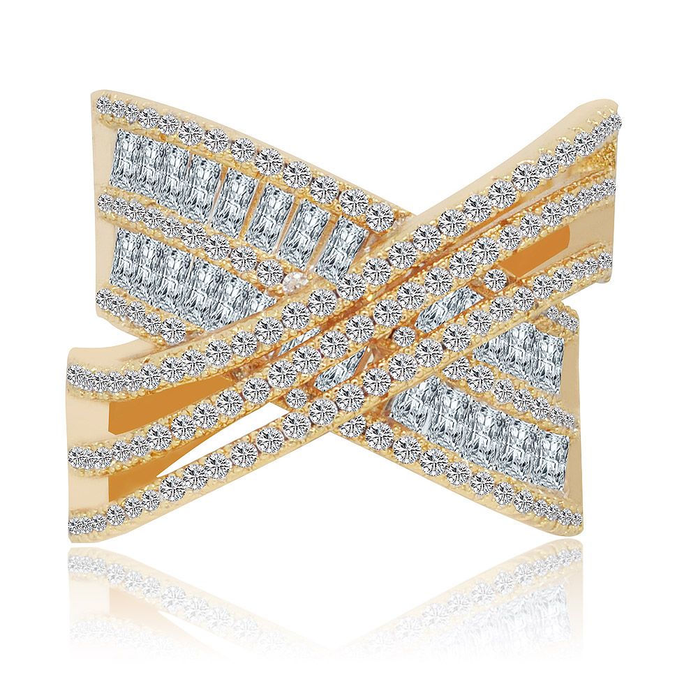 Vista frontal del anillo de banda cruzada de CZ transparente en oro, mostrando su intrincado diseño de lazo entrecruzado completamente adornado con piedras de circonio cúbico brillantes.
