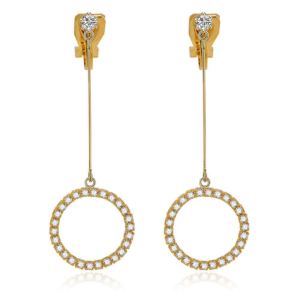 Un par de pendientes de clip en tono dorado con circonitas, exhibiendo un colgante circular que cuelga adornado con piedras de circonita engastadas en bisel.