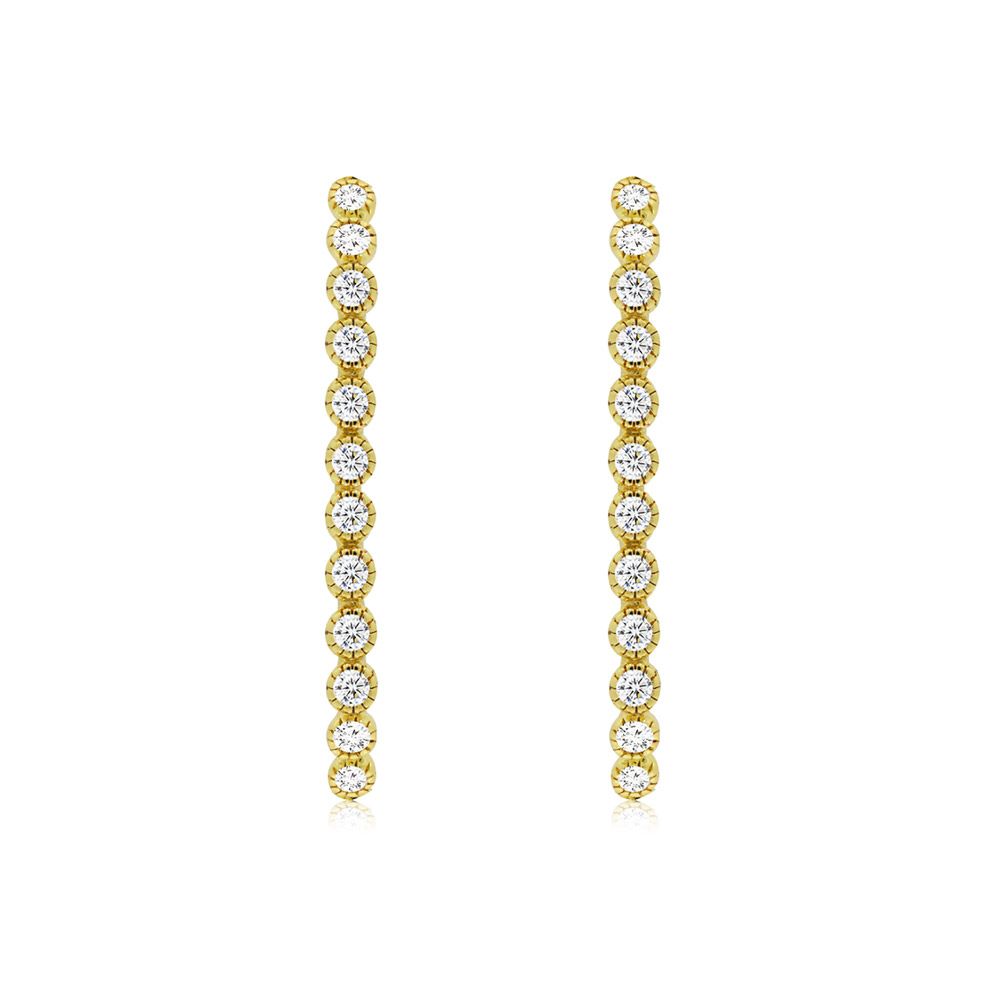 Vista frontal de los pendientes de aro chapados en oro con engaste de bisel, con brillantes circonios cúbicos blancos engastados en un aro de latón chapado en oro.