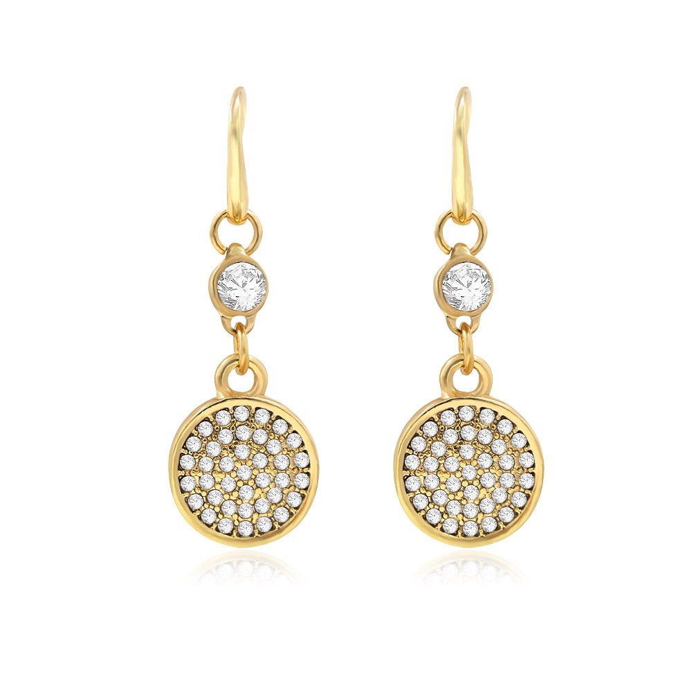 Un par de pendientes colgantes de disco pavé en oro, con un diseño circular pavé con piedras de circonita cúbica brillantes y un gancho de alambre clásico.