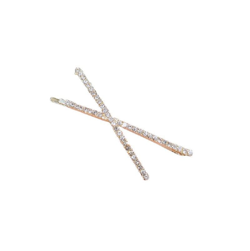 Un par de horquillas Cross Crystal con chapado en oro y detalles de cristal brillante, mostradas sobre un fondo blanco limpio.