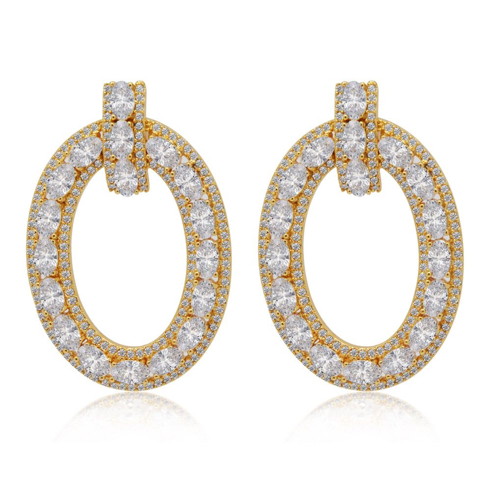 Un gros plan époustouflant des Boucles d'oreilles Oval Bar Fabuleuses, mettant en avant le design complexe plaqué or et la double rangée de pierres en zircon cubique blanc étincelantes.