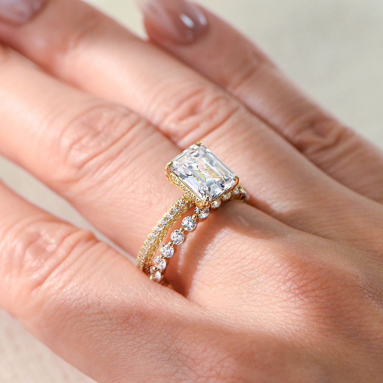 Conjunto de anillos de 2 piezas inspirado en Taylor Swift, que presenta un anillo de cóctel CZ con corte cojín y una banda de eternidad a juego, ambos en plata de ley 925 chapada en oro amarillo.