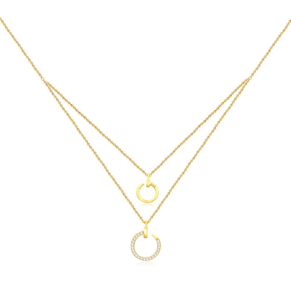 Groothandel gelaagde ketting met twee gouden kettingen en ronde hangers, de ene eenvoudig en de andere met cubic zirconia stenen, op een witte achtergrond.