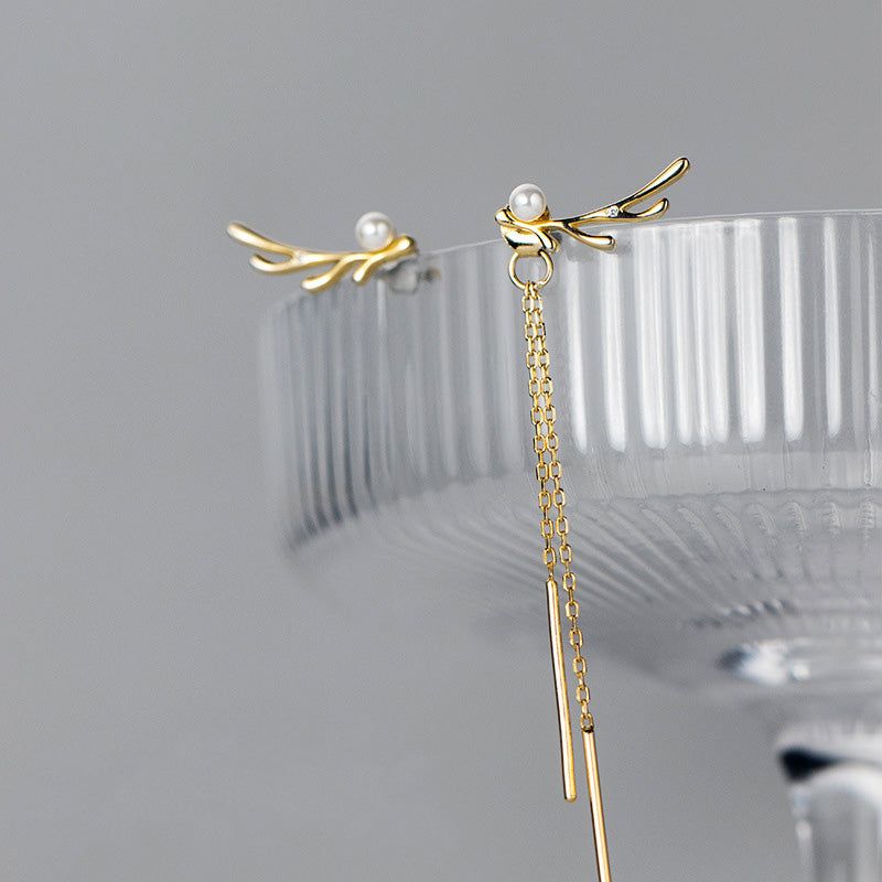 A close-up of the 925 Sterling Silver Asymmetrical Antler Pearl Drop Earring in gold, showing the delicate chain, bar pendant, and pearl-adorned clasp.