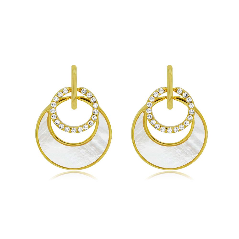 Une paire de boucles d'oreilles pendantes rondes en CZ avec coquille ronde, présentant un plaquage en or, des clous en zircon cubique étincelants et une goutte circulaire en nacre.
