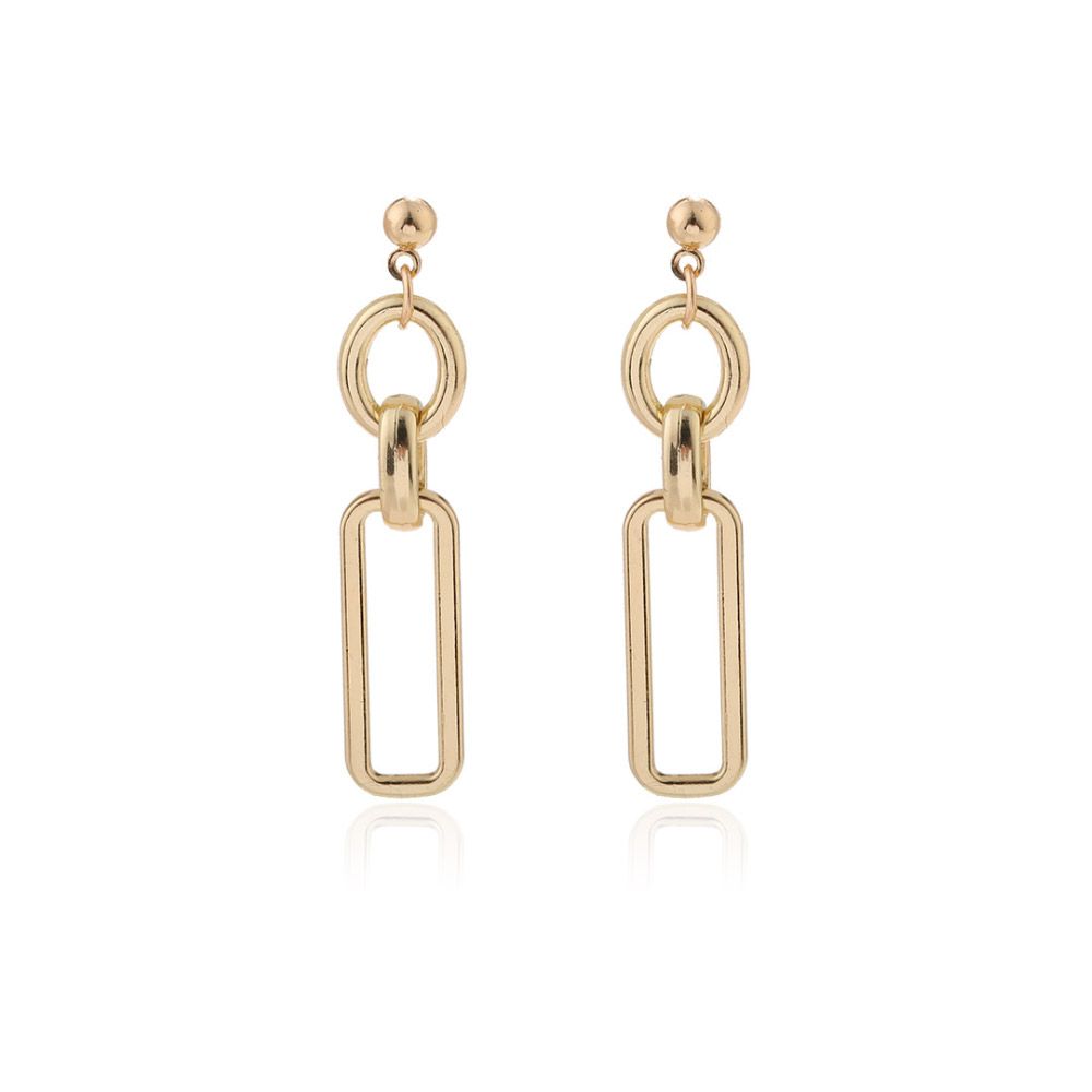 Una toma de estudio de los Pendientes de Eslabones de Oro Llenos JRE-063, mostrando el acabado dorado pulido y el diseño moderno con una bola, un anillo y un marco rectangular.