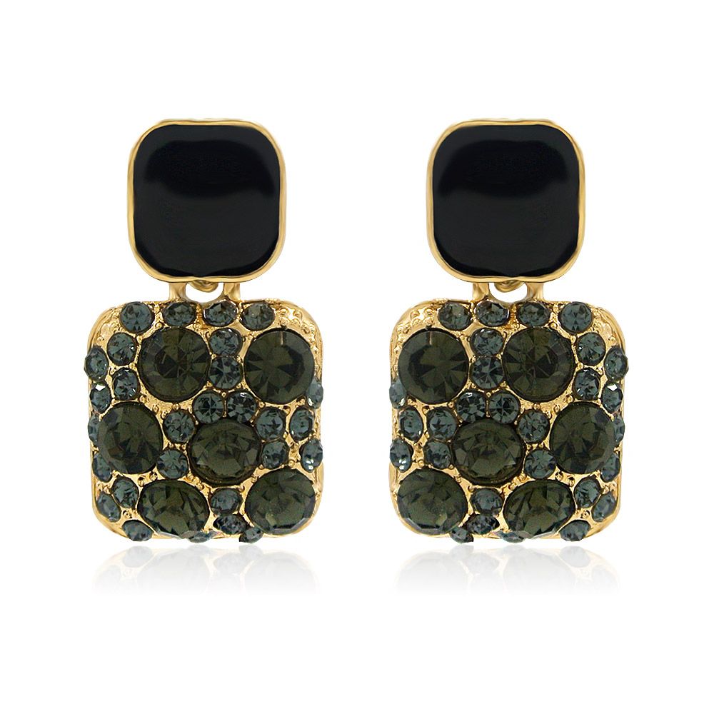 Gros plan des boucles d'oreilles en émail noir avec plaquage en or et cristaux en diamant noir de Bohême.