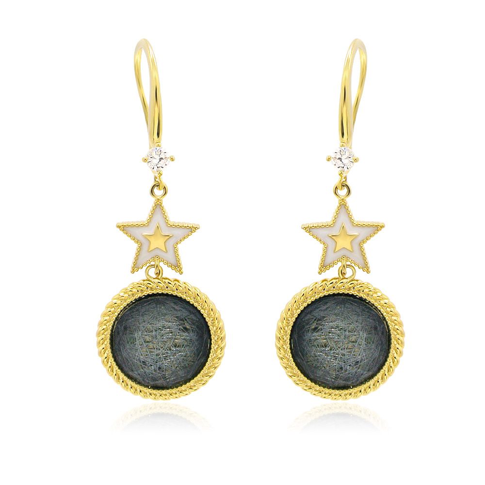 Une vue rapprochée des boucles d'oreilles en résine irisée étoile, présentant les charms en étoile plaqués or et les pendentifs en pierre noire.