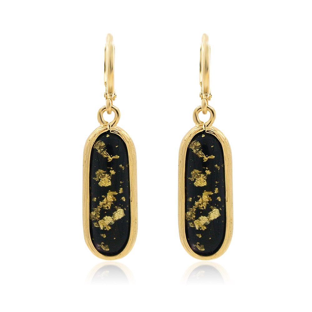 Un par de pendientes de resina negra y dorada con ganchos chapados en oro, exhibiendo resina negra con elegantes motas doradas.
