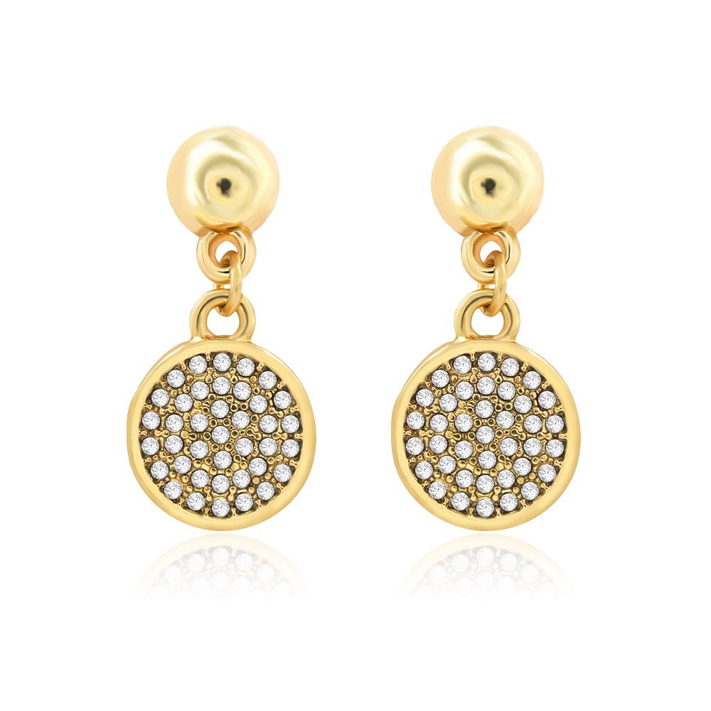 Une paire de boucles d'oreilles en cristal disc simple et magnifique, avec des pendentifs circulaires plaqués or remplis de pavé en cristal blanc étincelant.
