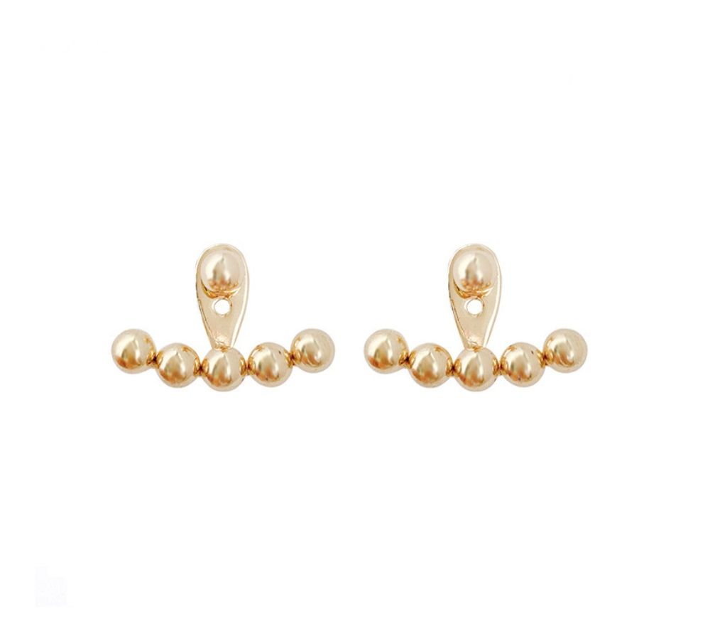 Une paire de boucles d'oreilles en forme de boule dorée polie avec des tiges en argent sterling, présentée sur un fond blanc.