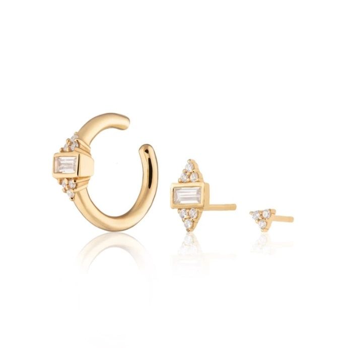 Un set di orecchini a perno in cartilagine per orecchie all'ingrosso (JRE-137) in placcatura oro con gemme di zirconia cubica trasparente, esposto su uno sfondo bianco.