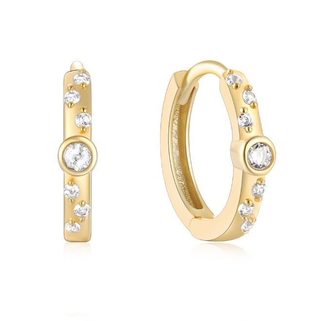 Un paio di orecchini a cerchio in argento sterling 925 con placcatura in oro, caratterizzati da un design a cerchio e barra con pietre di zirconia cubica chiare e scintillanti.