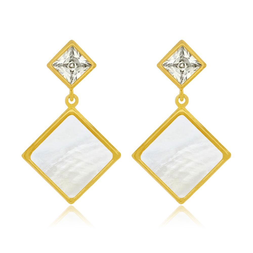 Close-up van vierkante schelp drop post oorbellen, met de nadruk op het vergulde messing, witte cubic zirconia en schelpdetails.