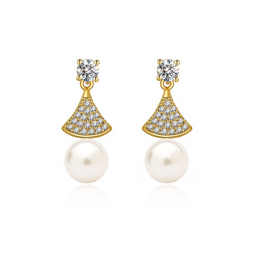 Una vista en primer plano de los Pendientes de Perlas de 6 mm con Diseño de Abanico, mostrando la intrincada forma de abanico en tono dorado, los brillantes cristales de circonio cúbico y una perla blanca central.