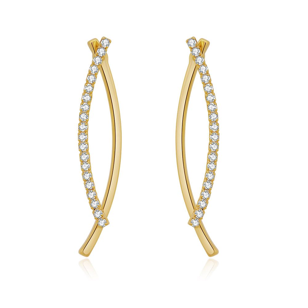 Una toma de estudio en primer plano de los pendientes Overlap Curve Bar en oro, mostrando el intrincado diseño de latón chapado en oro y los brillantes detalles de cristal checo.