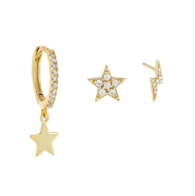 Un conjunto completo de tres pendientes chapados en oro: un pendiente de rayo, un pendiente de estrella y un pequeño aro con un charm de estrella, todos con piedras de circonita cúbica brillantes, exhibidos sobre un fondo blanco.