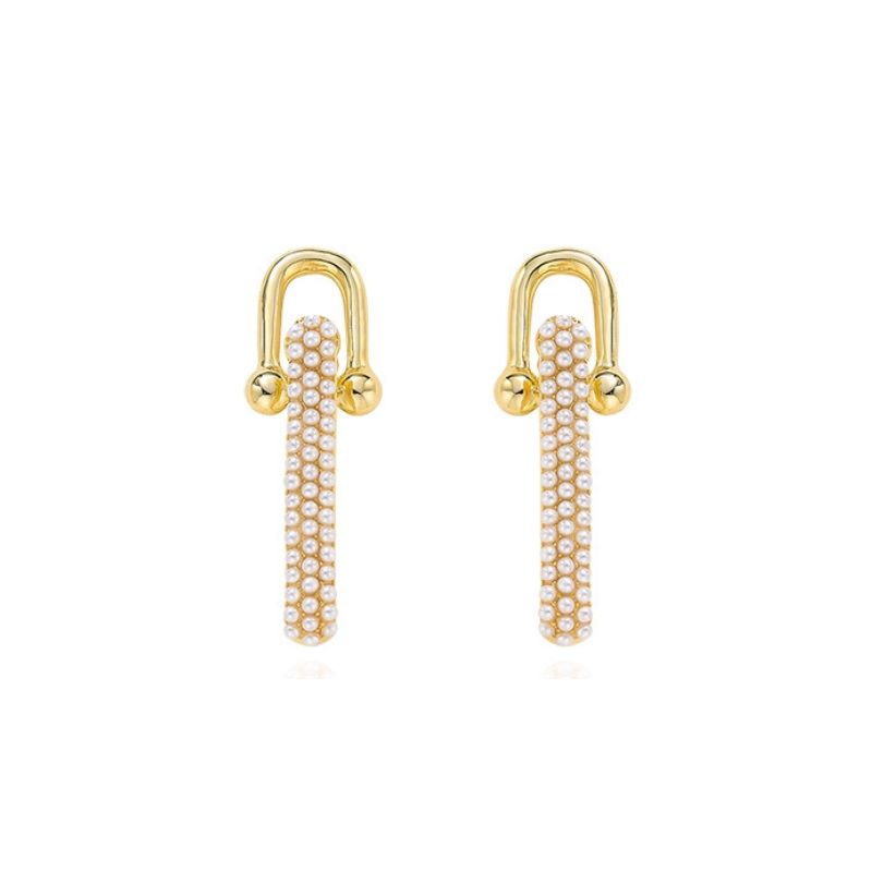 Une prise de vue détaillée en studio des boucles d'oreilles à pampilles en chaîne de perles, mettant en avant le design en chaîne plaqué or et la perle blanche lustrée.