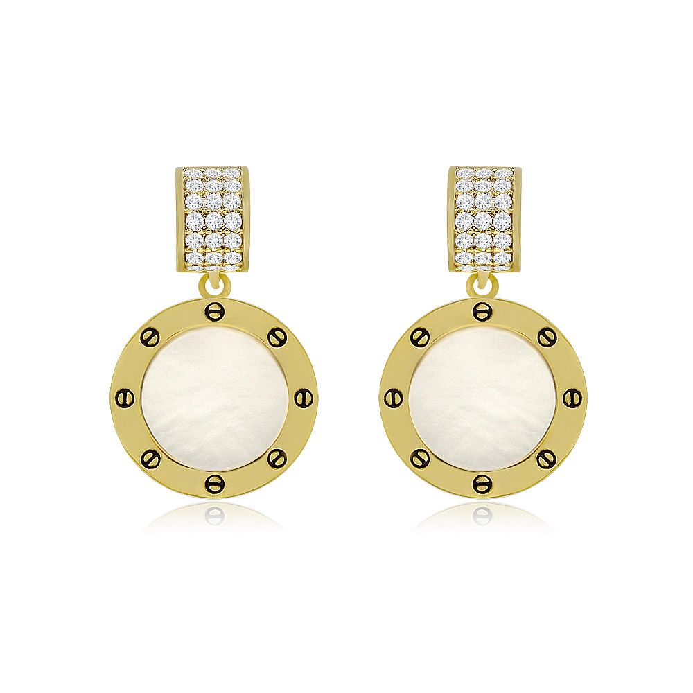 Un par de pendientes Pave y Shell Drop con colgantes de perla de concha de latón chapado en oro y partes superiores adornadas con circonitas.