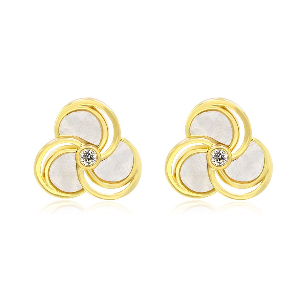 Une prise de vue détaillée en studio des boucles d'oreilles en forme de fleur en pétales de coquillage, mettant en valeur le laiton plaqué or et les délicates incrustations de pétales de coquillage blanc.