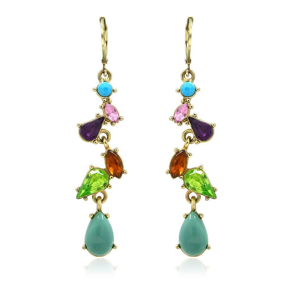 Une paire de boucles d'oreilles pendantes Daisy Tropical Multi-Color (JRE-023) présentant une finition plaquée or et une vibrante gamme de pierres en résine multicolores dans un design de lustre.