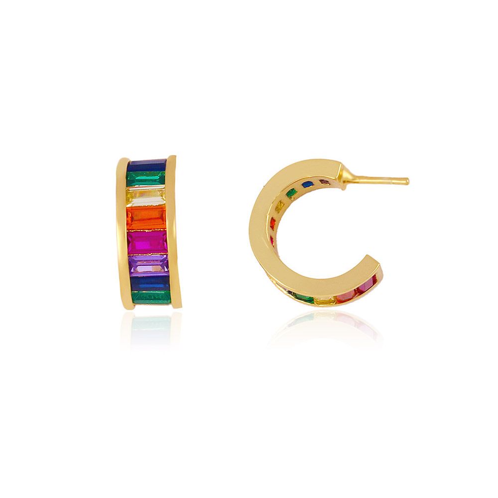 Une paire de boucles d'oreilles créoles en mélange de CZ arc-en-ciel avec des pierres précieuses multicolores vibrantes serties dans une créole plaquée or, présentée sur un fond blanc propre.