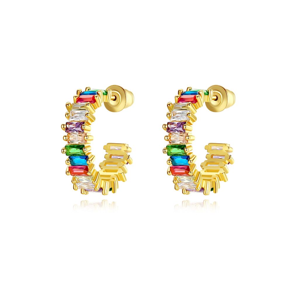 Un paio di orecchini a cerchio medio baguette arcobaleno, realizzati in ottone placcato oro con una fila di vivaci pietre preziose in zirconia cubica multicolore.