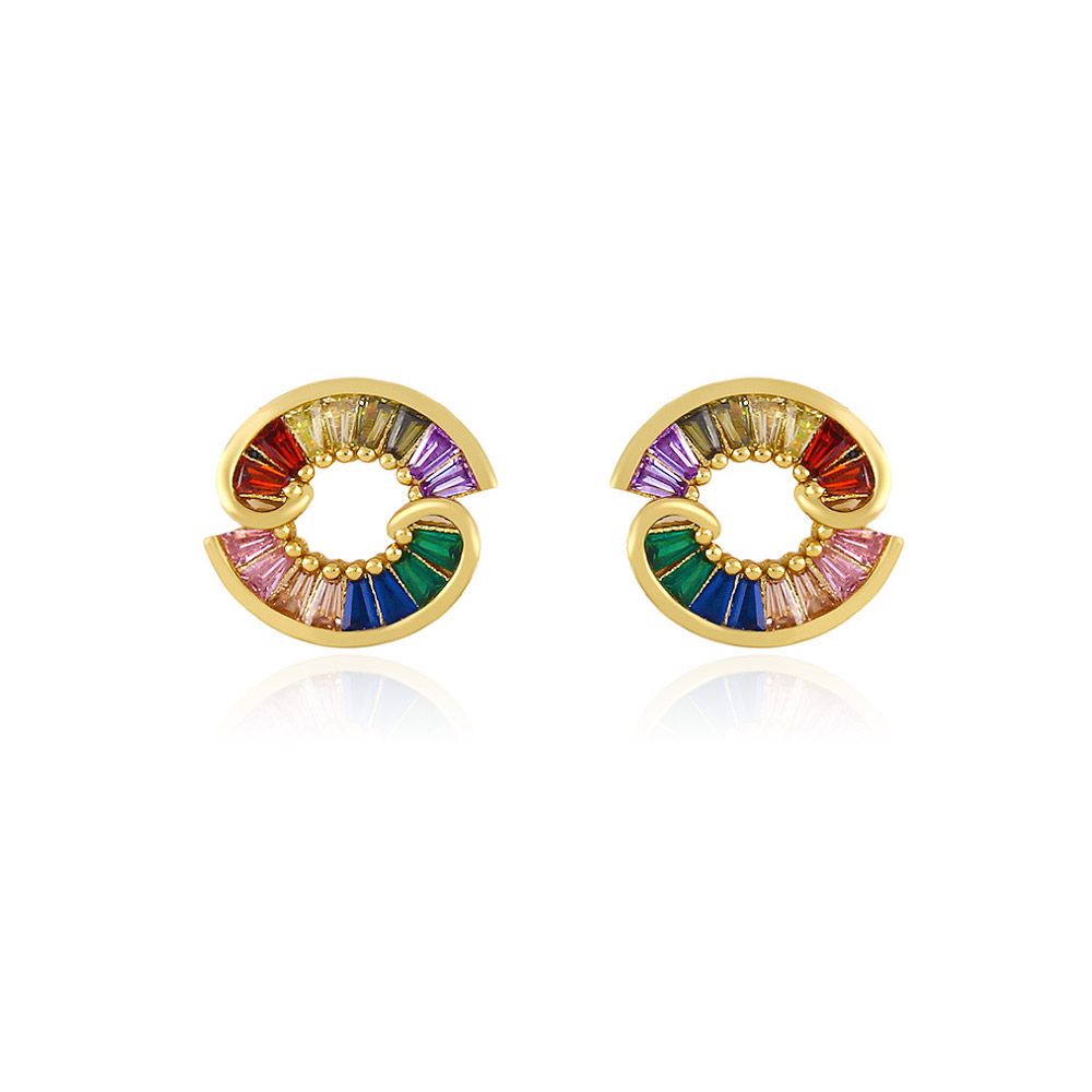 Een paar ronde meerkleurige stud oorbellen met een gouden plating, met een cirkelvormig gesplitst ontwerp versierd met levendige cubic zirconia edelstenen.