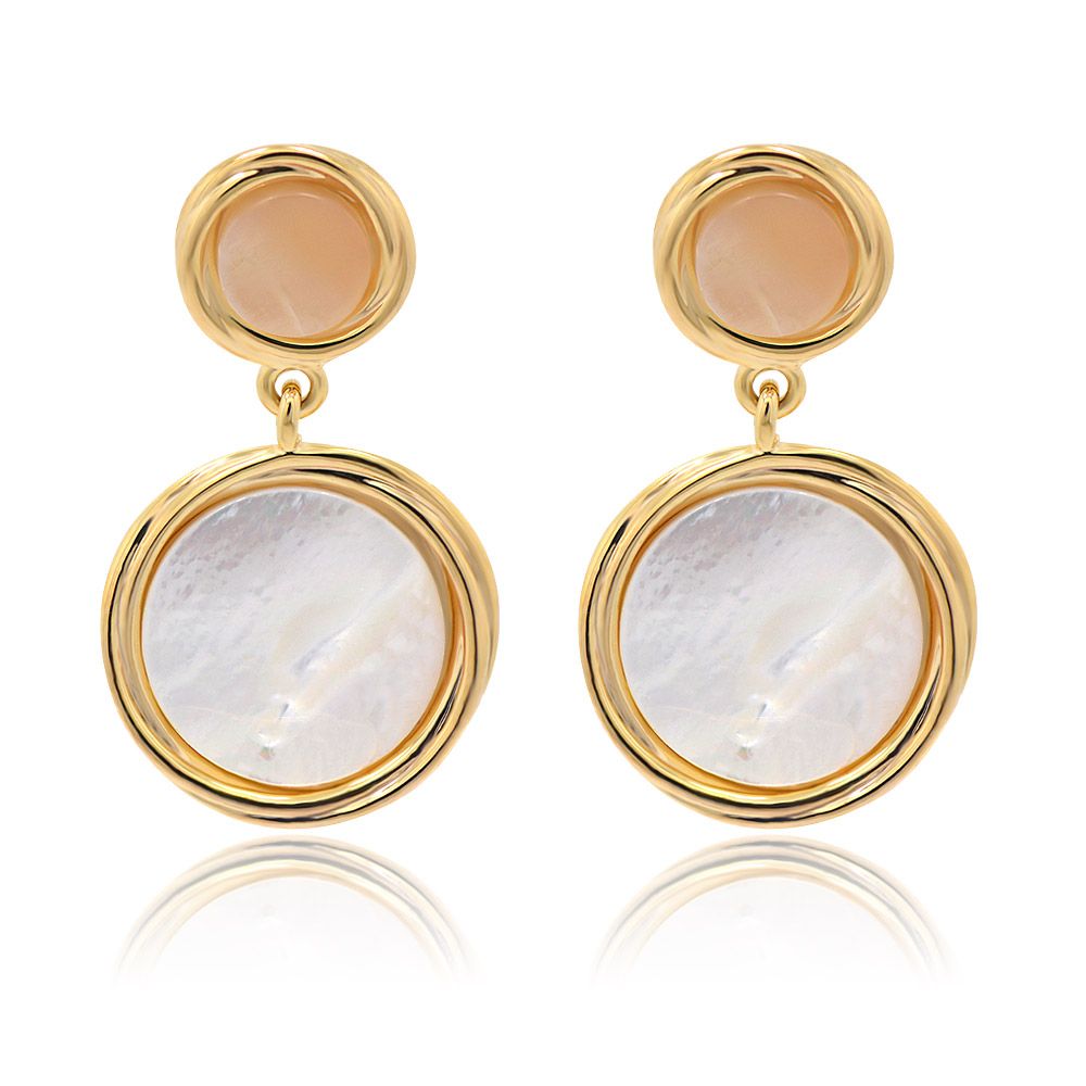 Une paire de mini boucles d'oreilles plates à double disque rond avec une monture en or, avec une pierre supérieure de couleur pêche et une pierre inférieure blanche sur un fond blanc épuré.