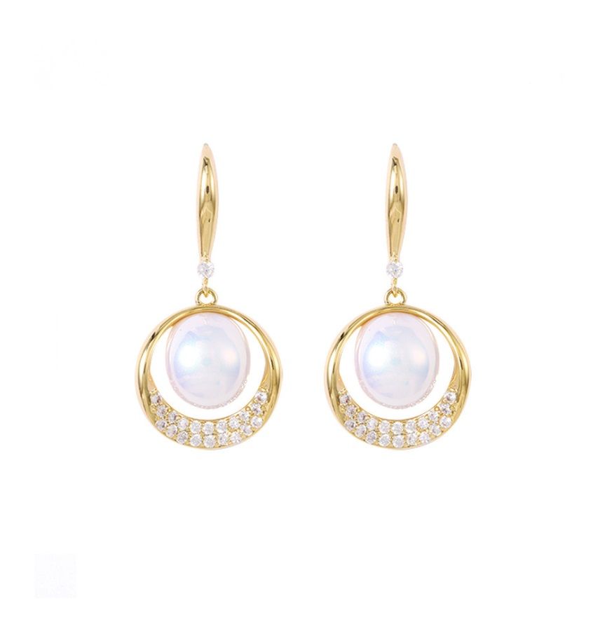 Orecchini a goccia di perla all'ingrosso (JRE-101) con un design classico placcato oro e una perla bianca centrale circondata da cristalli scintillanti.