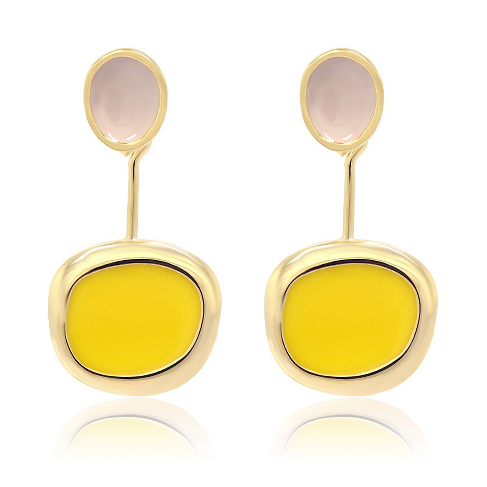 Un par de pendientes de disco de esmalte bicolor en beige y amarillo, con un engaste chapado en oro y cierre de poste.