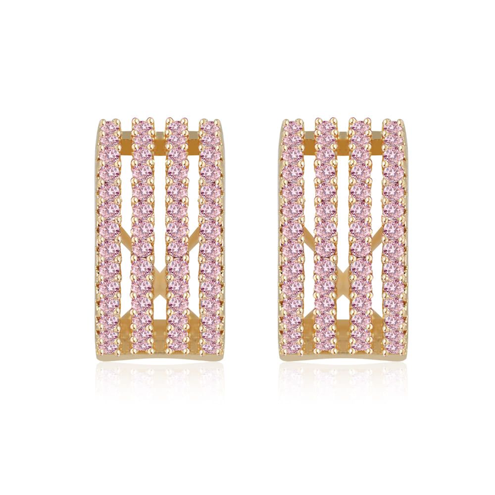 Un par de pendientes Huggie de la Calle de Ladrillos, que presentan cuatro filas de circonitas cúbicas rosas engastadas en pavé sobre un aro de latón chapado en oro con un diseño moderno.