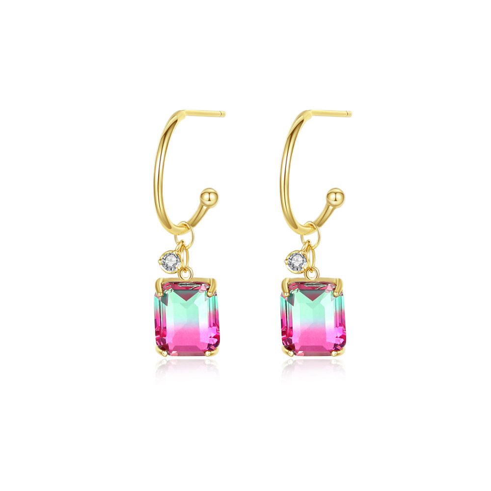 Primer plano de los pendientes de aro arcoíris con gota de oro, mostrando la vibrante gema en gradiente rosa-verde y los acentos brillantes en un aro de latón chapado en oro.