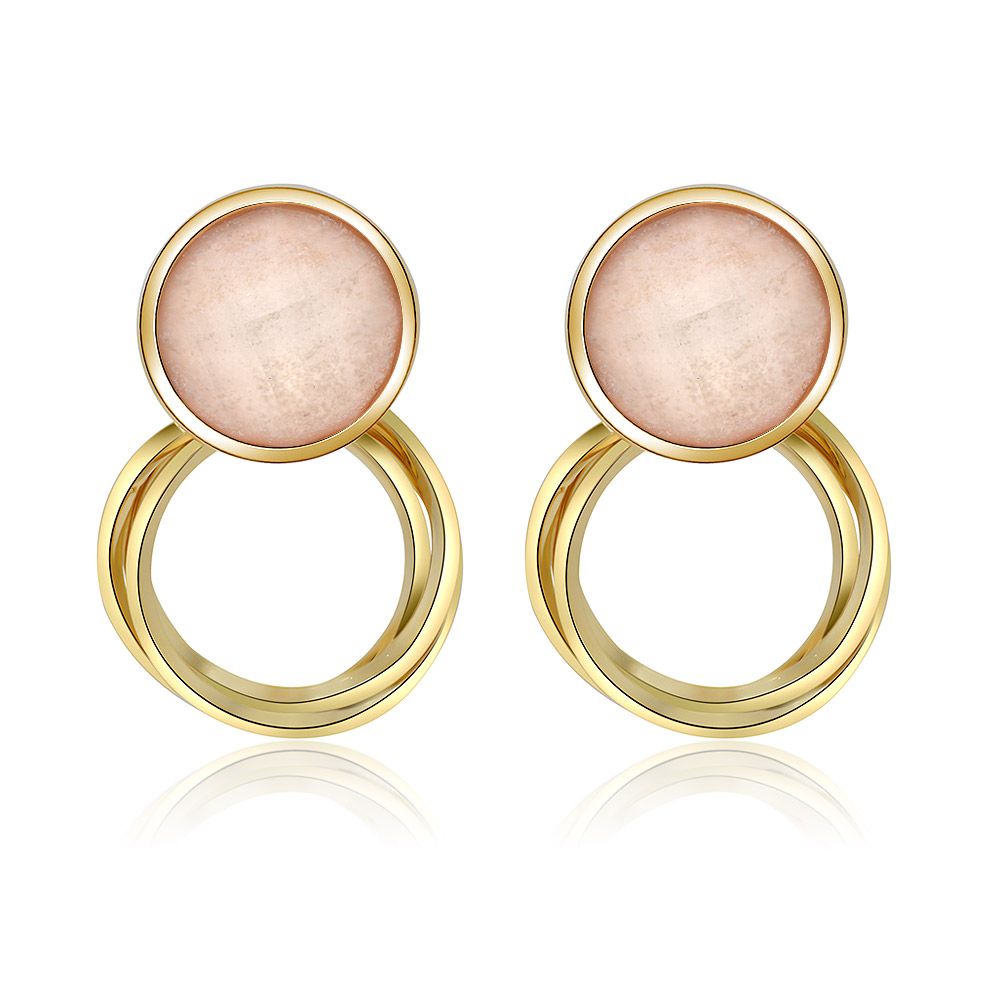 Une paire de boucles d'oreilles en pierre de résine rose avec plaquage en or, présentant un design moderne à double anneau avec une pierre rose lisse.