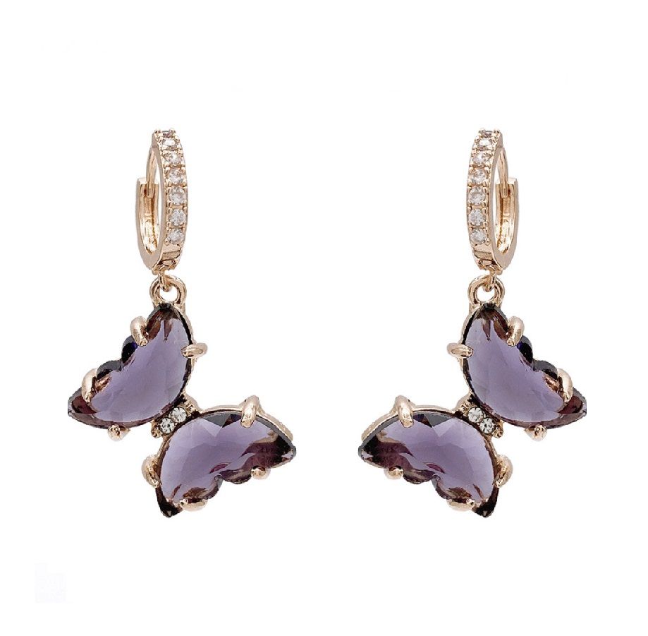 Gros plan sur les boucles d'oreilles huggie en papillon violet (JRE-113), mettant en avant le laiton plaqué or, le cristal violet scintillant et les accents en zircon cubique blanc.
