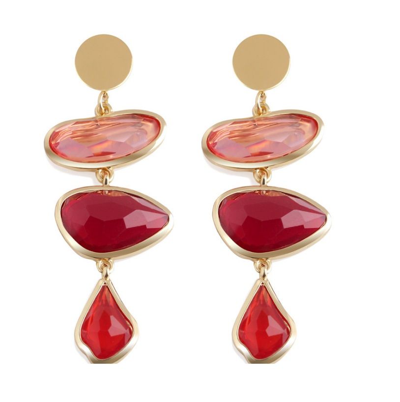 Boucles d'oreilles en résine multicolore avec un design en or et des pierres précieuses rouges et roses vibrantes.