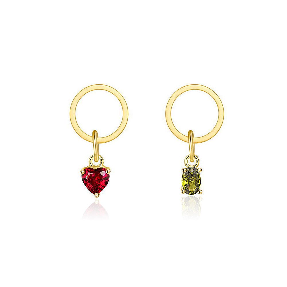 Une paire de boucles d'oreilles rouges avec des pierres précieuses vertes (JRE-005), présentant une finition plaquée or avec un cœur rouge vibrant et une pierre en zircon cubique ovale verte, affichée sur un fond blanc.