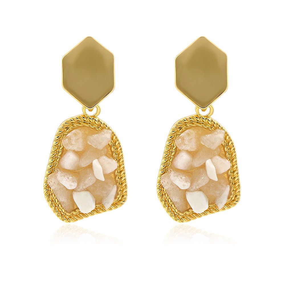 Une paire de boucles d'oreilles en pierre brute beige, avec des incrustations en cristal blanc étincelant sur un fond blanc.